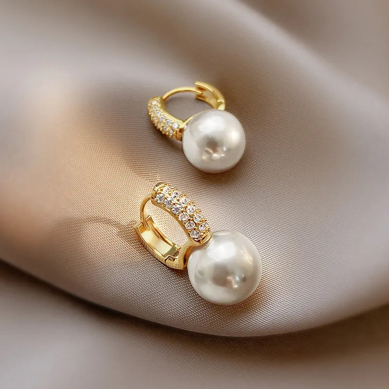 Women's geometric pearl stud earrings made of alloy with electroplating finish