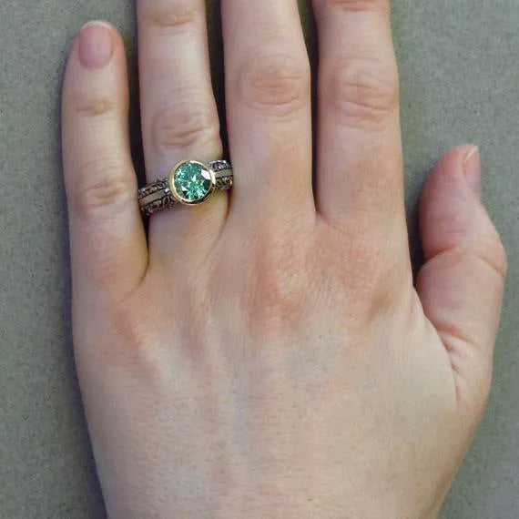 Flower-shaped vintage gemstone ring with gold-plated colour separation in green silver colour