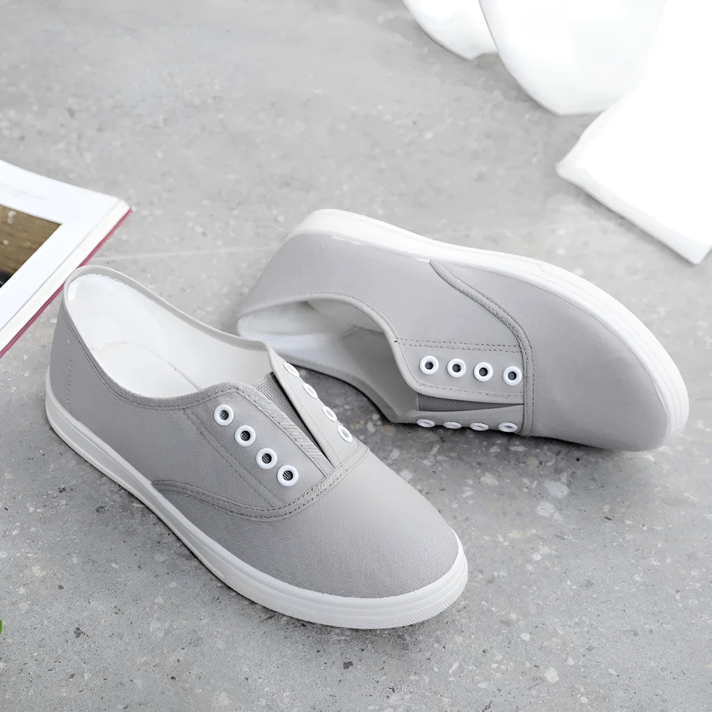 Low-top canvas casual shoes in black, shown on a flat heel with a breathable canvas upper.