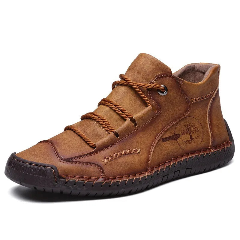 Men's high-top leather casual shoes in solid colour with round toe and lace-up fastening
