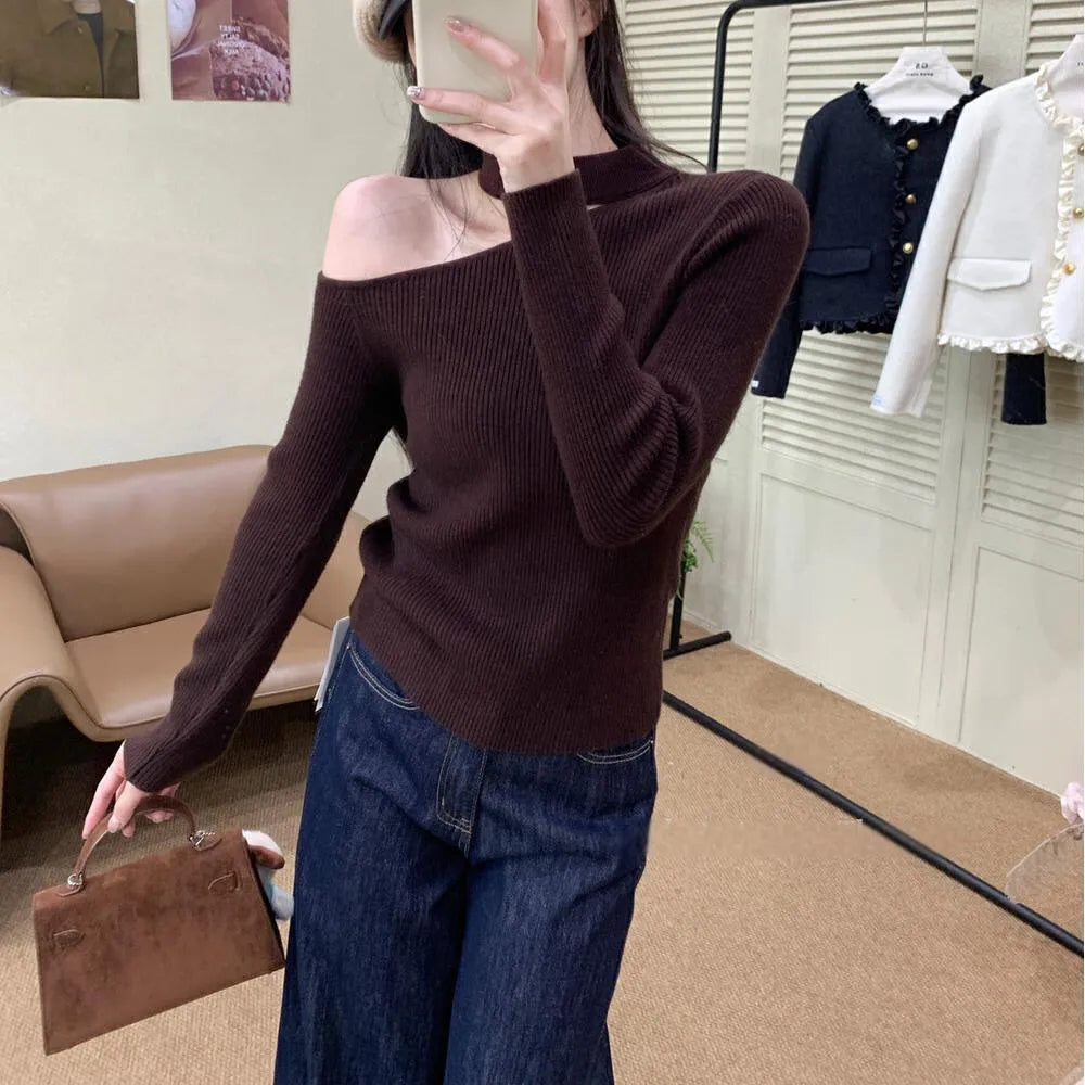 Women's slant shoulder bottoming sweater in solid colour, slim fit polyester knit, free size