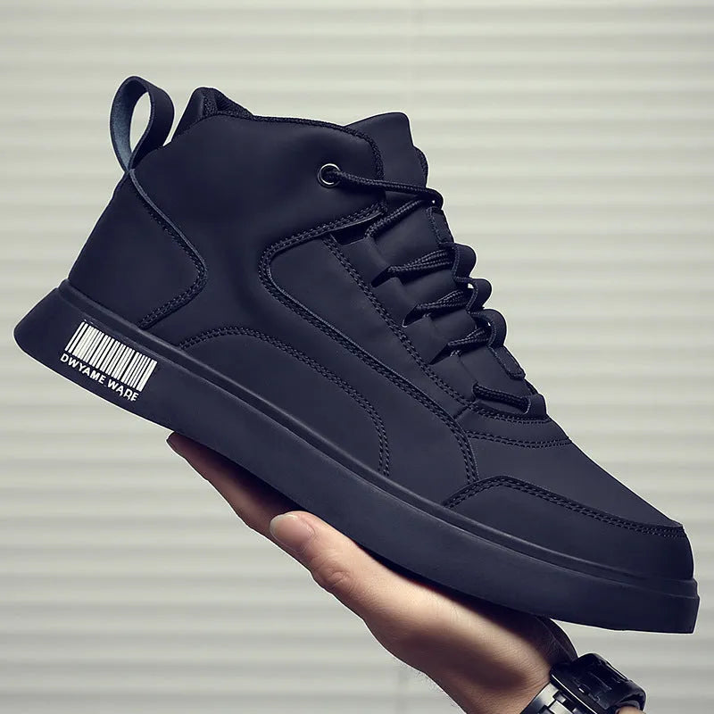 Men's white casual board shoes with lace-up front and rubber sole