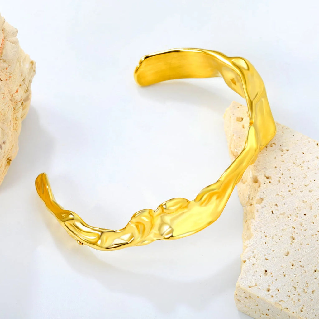 Stainless steel alloy bracelet in advanced style for European American fashion trends