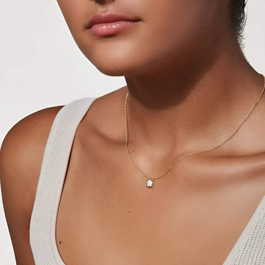 Mother pearl flower necklace with shell-shaped pendant in silver or gold finish
