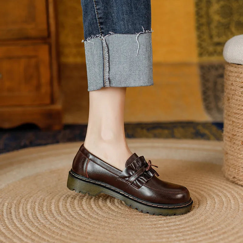 British-style women's leather shoes with round toe and chunky heel in black and brown colours