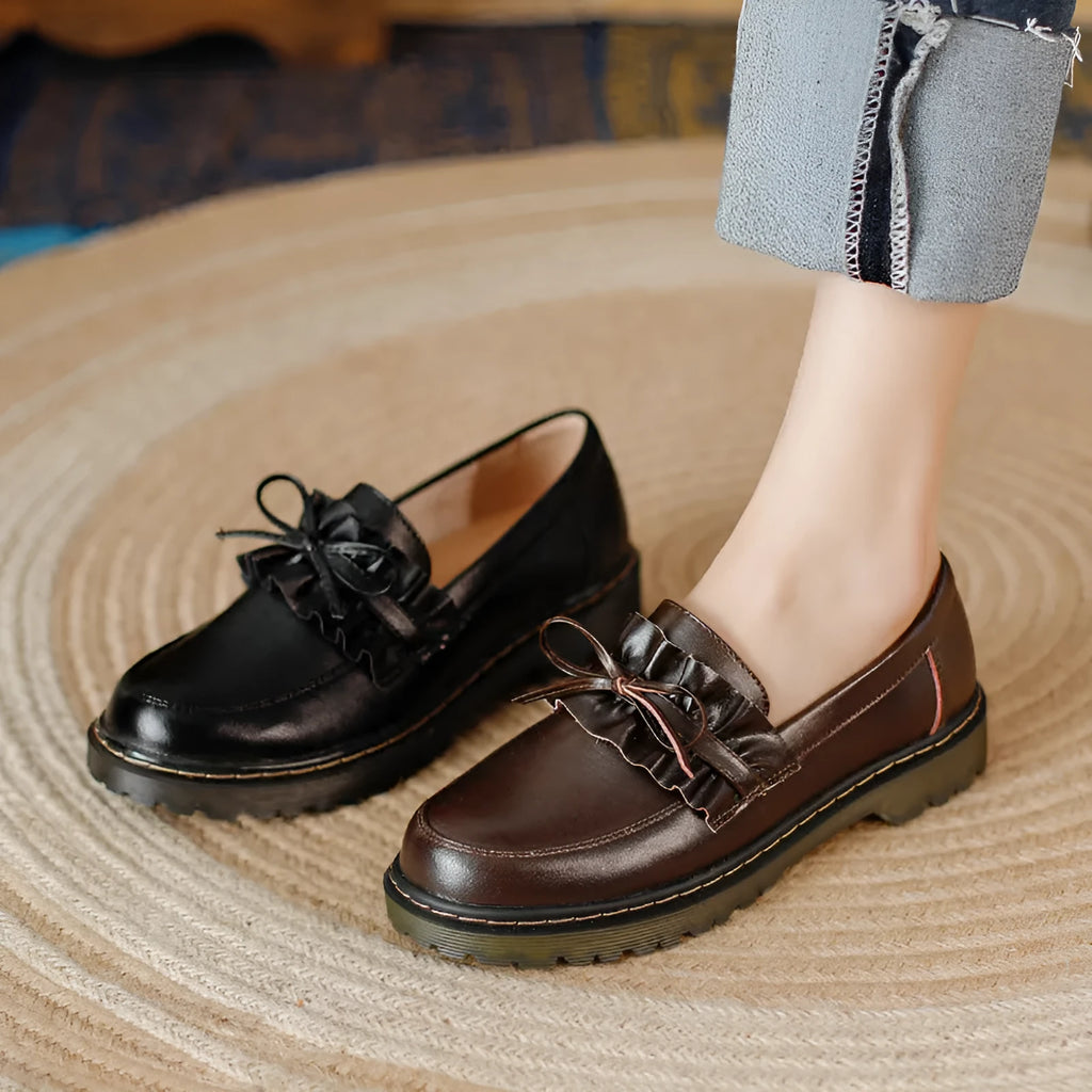 British-style women's leather shoes with round toe and chunky heel in black and brown colours