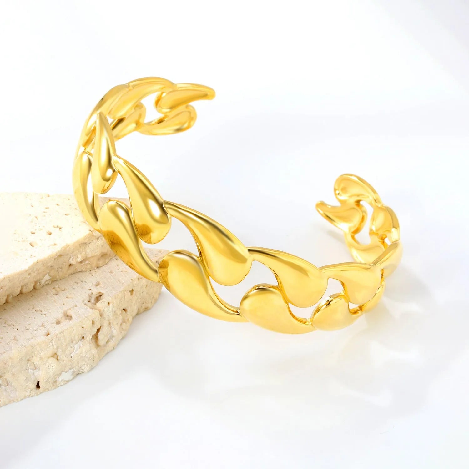 Stainless steel alloy bracelet in advanced style for European American fashion trends