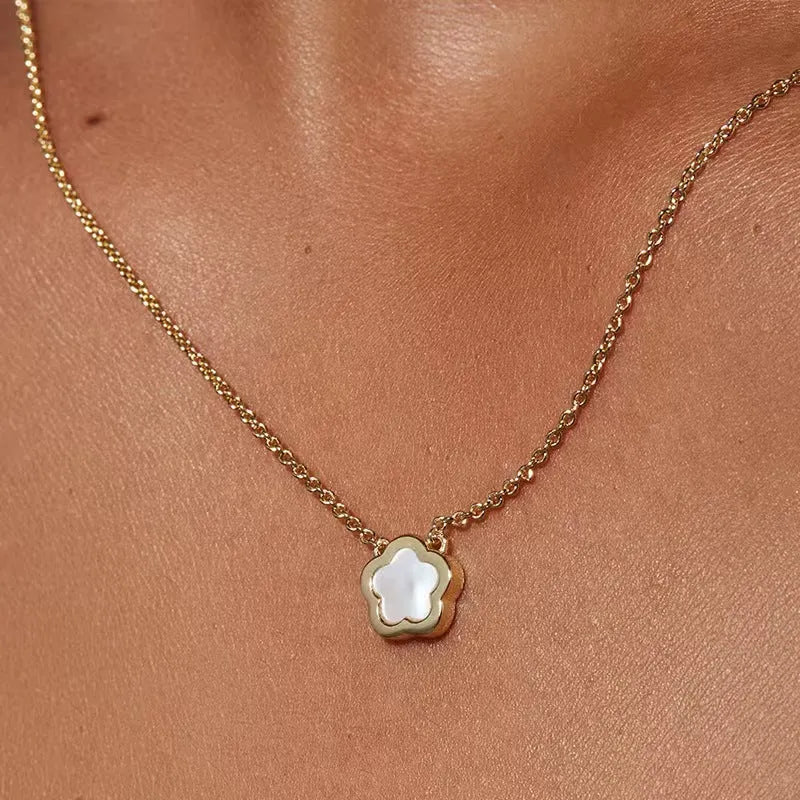 Mother pearl flower necklace with shell-shaped pendant in silver or gold finish