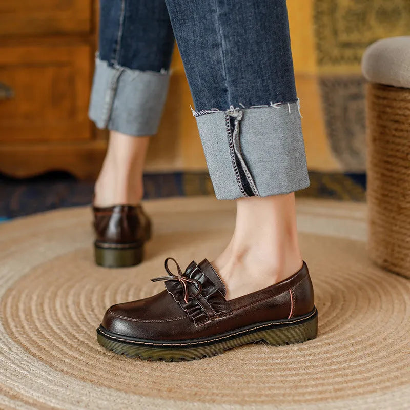 British-style women's leather shoes with round toe and chunky heel in black and brown colours