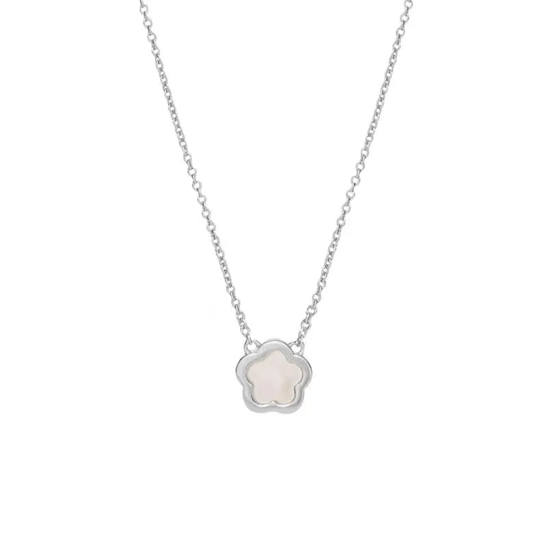 Mother pearl flower necklace with shell-shaped pendant in silver or gold finish