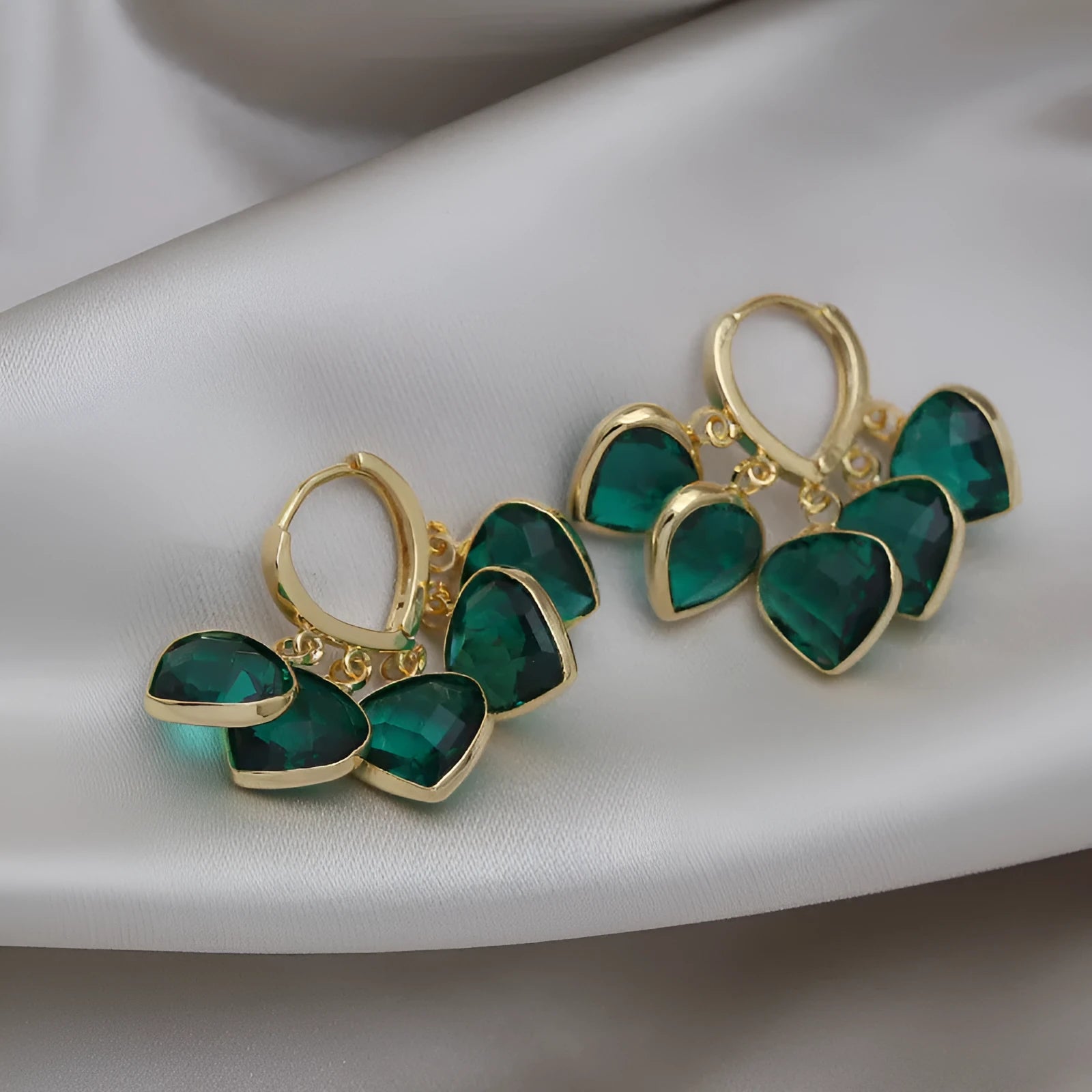 Green heart-shaped pendant clip earrings with artificial gemstone, in a gift box.