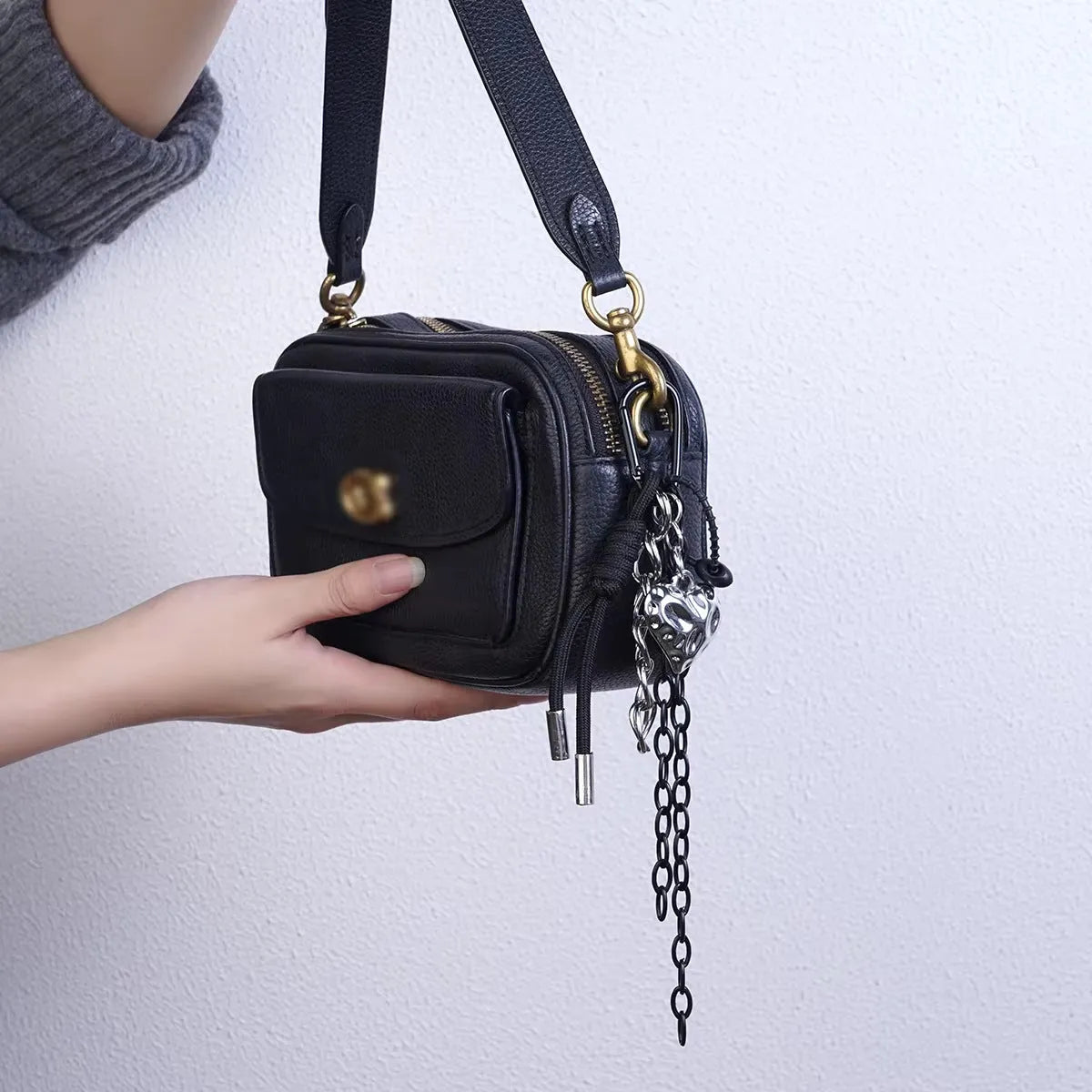 Alloy keychain with electroplated love heart pendant on a chain