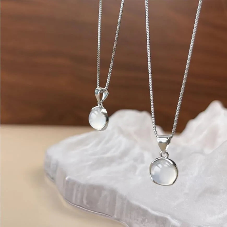 Korean-style oval pendant necklace with artificial crystal geometric design on adjustable box chain