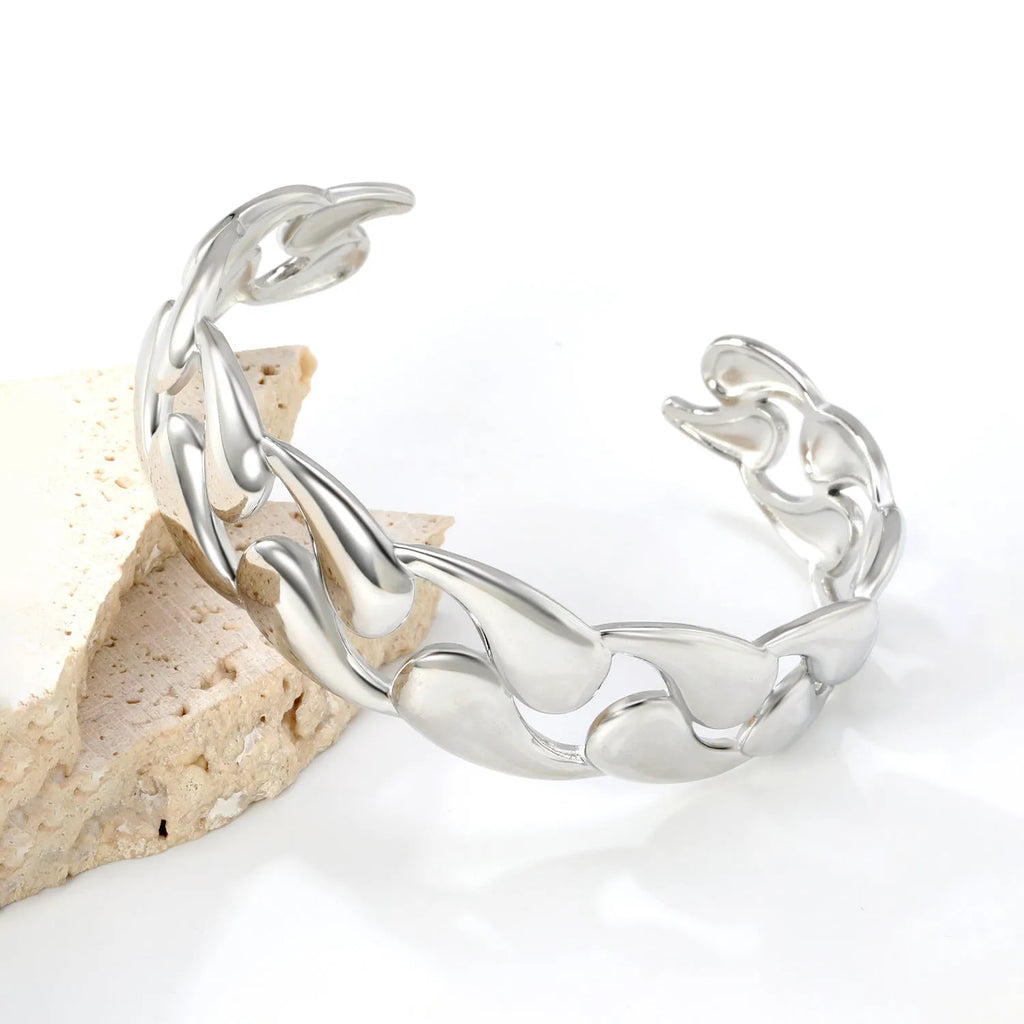 Stainless steel alloy bracelet in advanced style for European American fashion trends