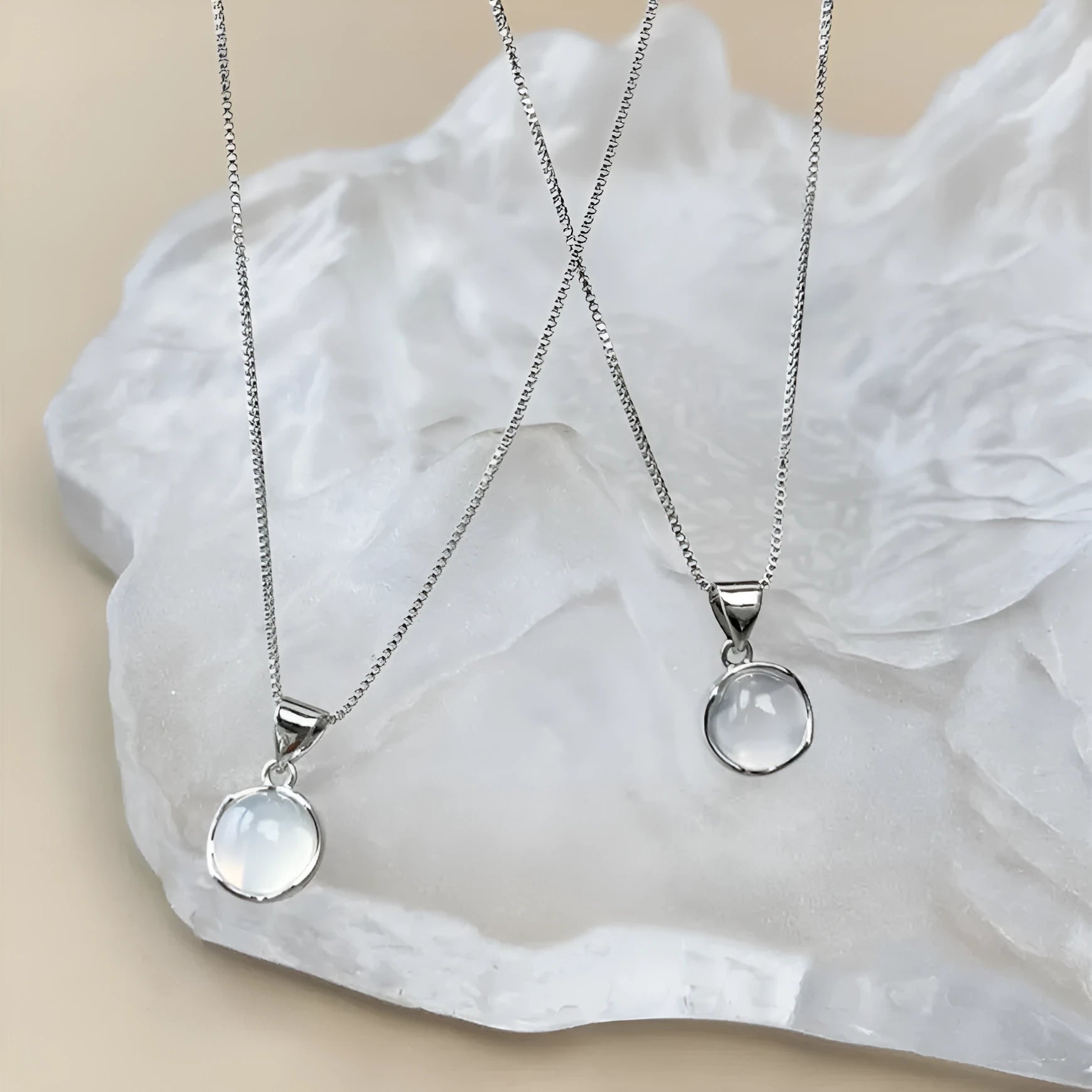 Korean-style oval pendant necklace with artificial crystal geometric design on adjustable box chain