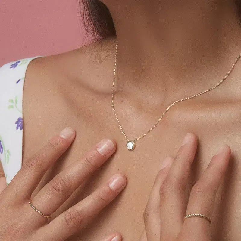 Mother pearl flower necklace with shell-shaped pendant in silver or gold finish
