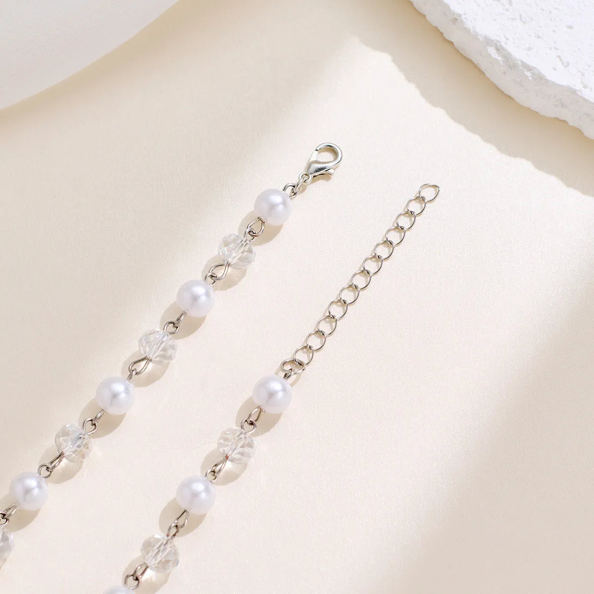 Women's retro alloy love heart pendant necklace with multi-layer pearl chain and double-layer heart design