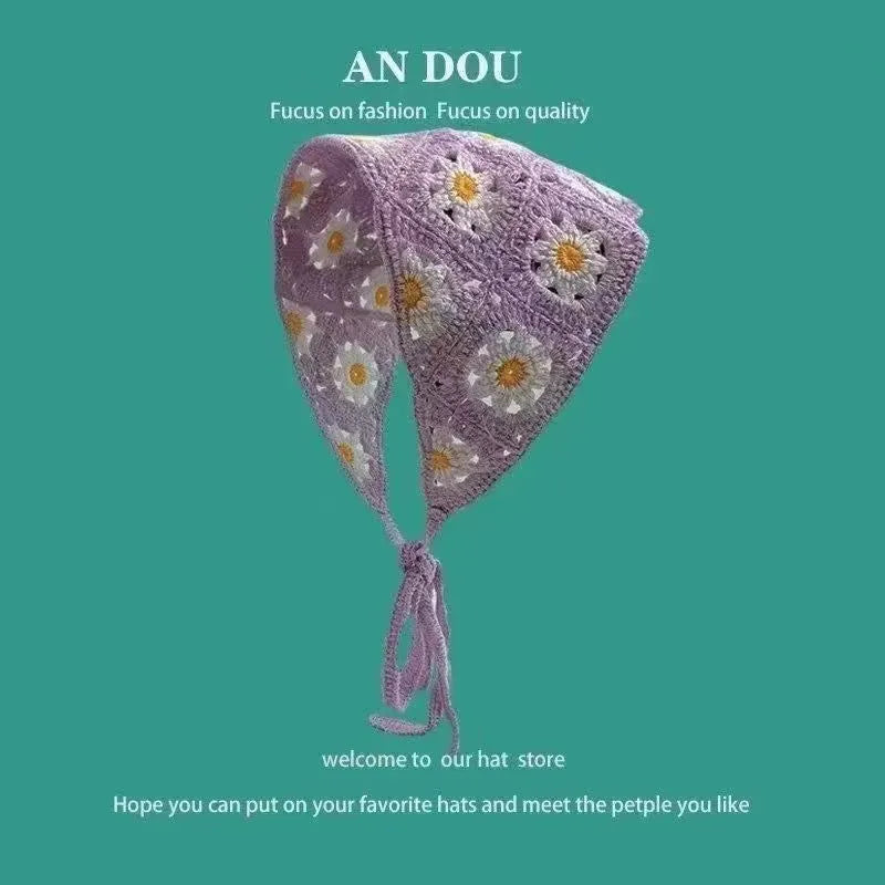 Women's cotton triangular headscarf with French retro floral pattern in daisy design