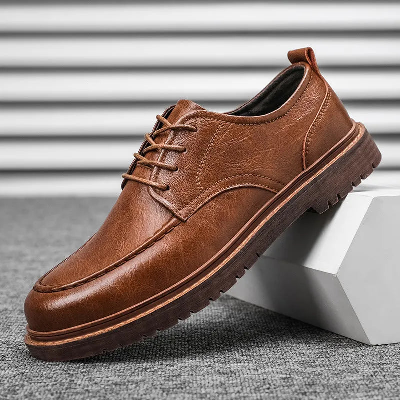 Brown low-top casual leather shoes with round toe and flat rubber sole on a white background.