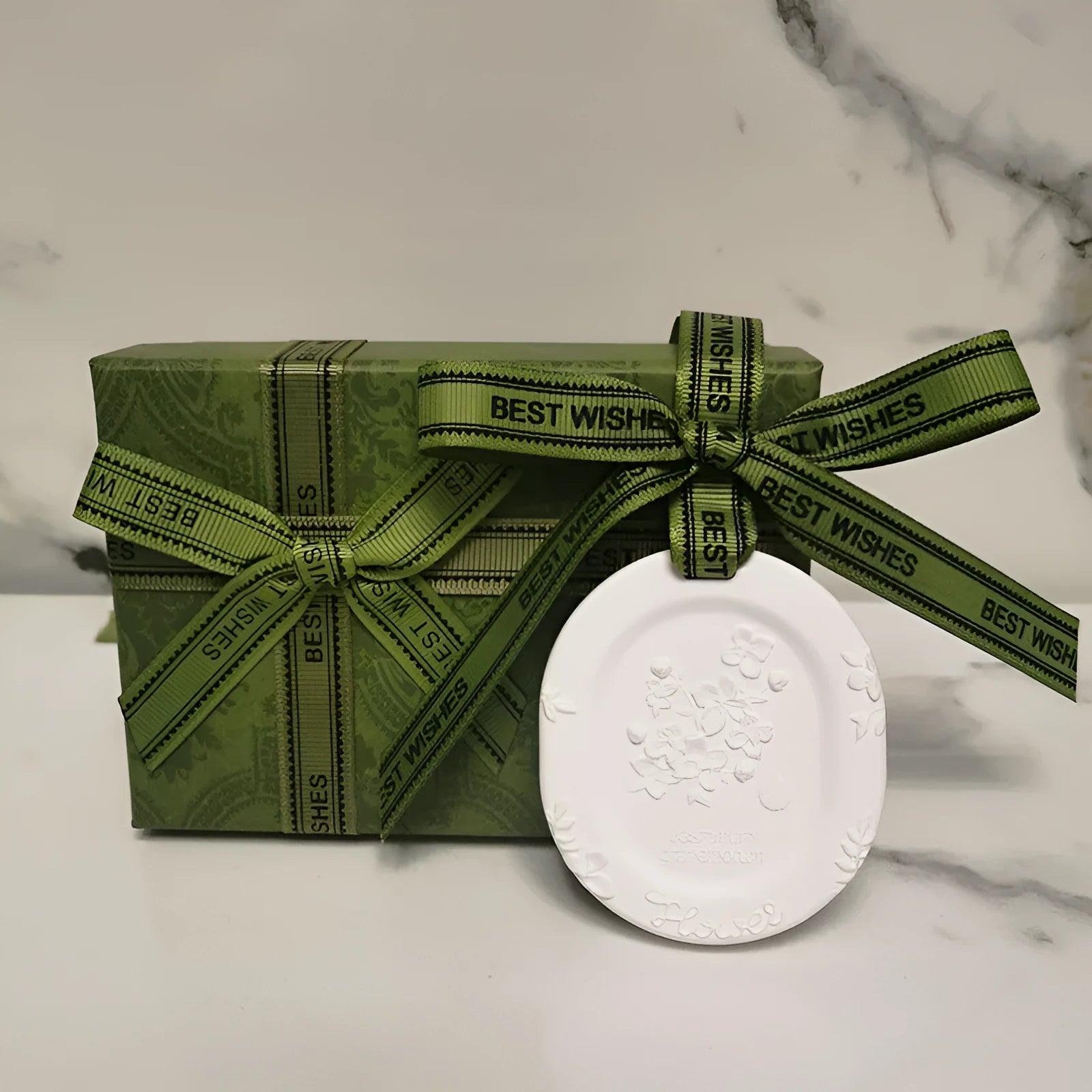 Car aromatherapy pendant set with stone diffuser, 10ml essential oil bottle, gift box, and handbag.
