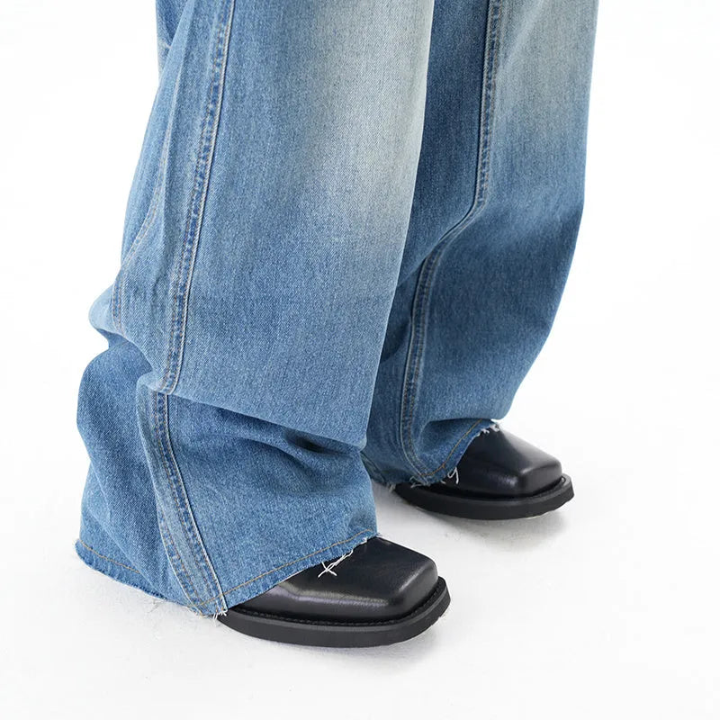 Cut washed vintage washed wide leg machete jeans in light blue denim fabric with zip fly