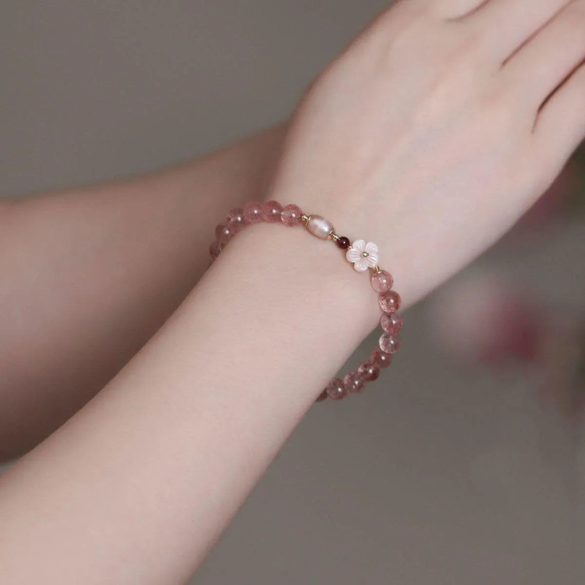 Strawberry quartz peach blossom flower-shaped crystal bracelet for women