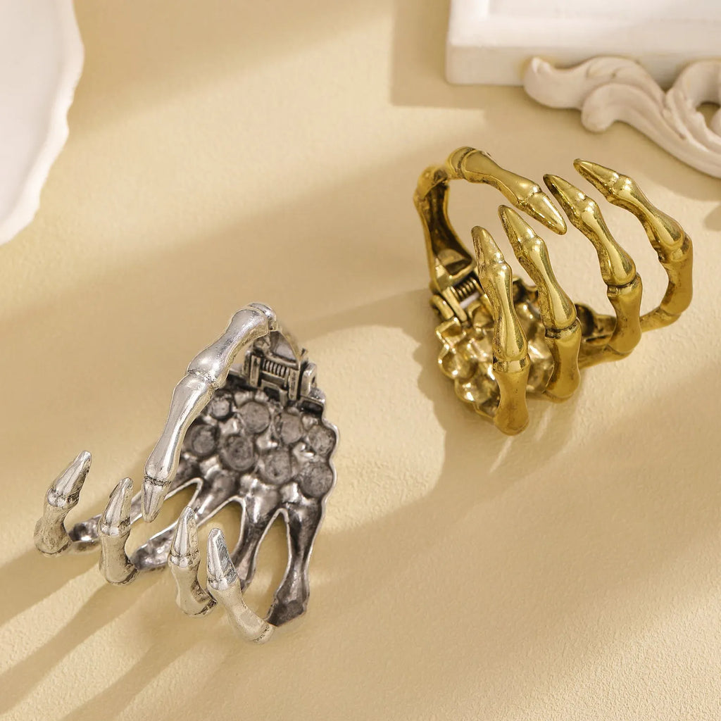 Retro hollow skull paw bracelet for women in antique bronze zinc alloy with electroplated finish