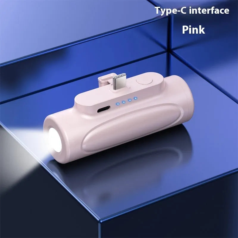 Black plastic power bank with integrated LED flashlight, showing USB-C port, dimensions 83x27x41mm.