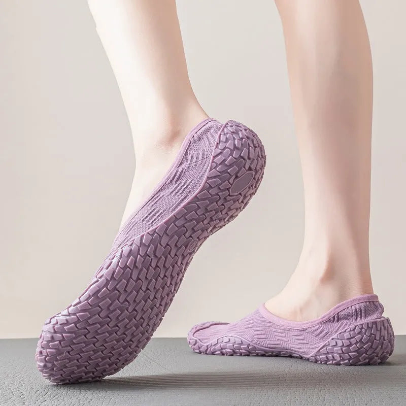 Women's low-top indoor fitness shoes with a soft rubber sole and mesh lining in a solid colour.