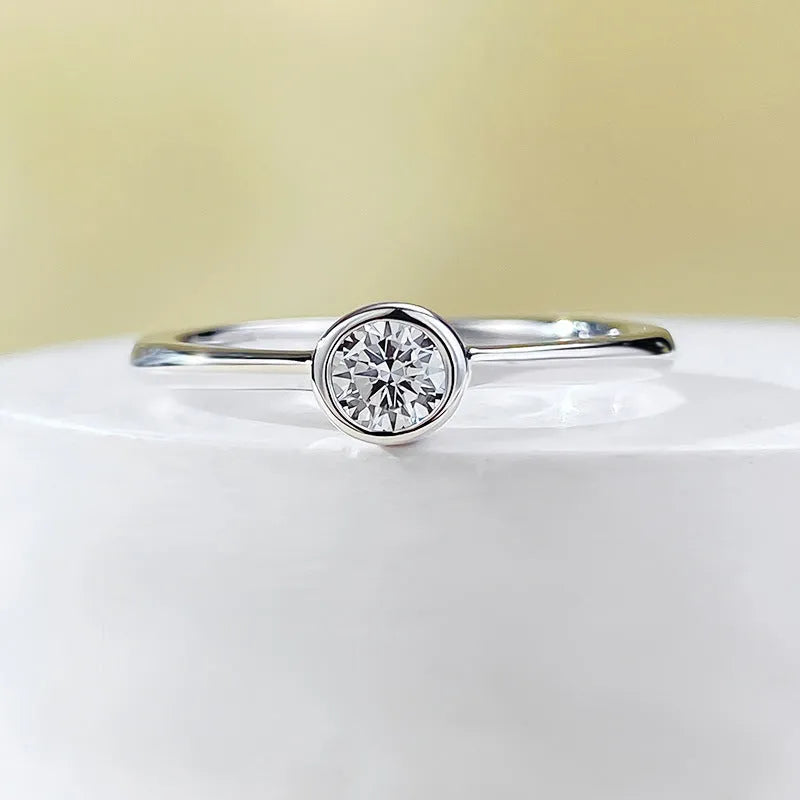 Minimalist silver crown ring with linear design in electroplated R962 gold or platinum colour.