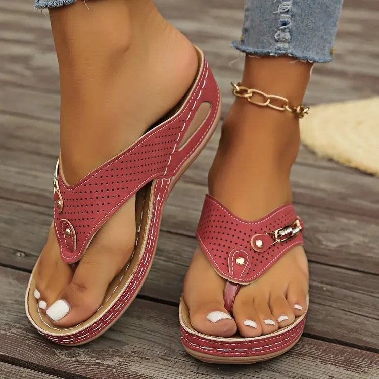Retro-style women's flip-flop sandals on a herringbone scaffold, shown in cream white colour.