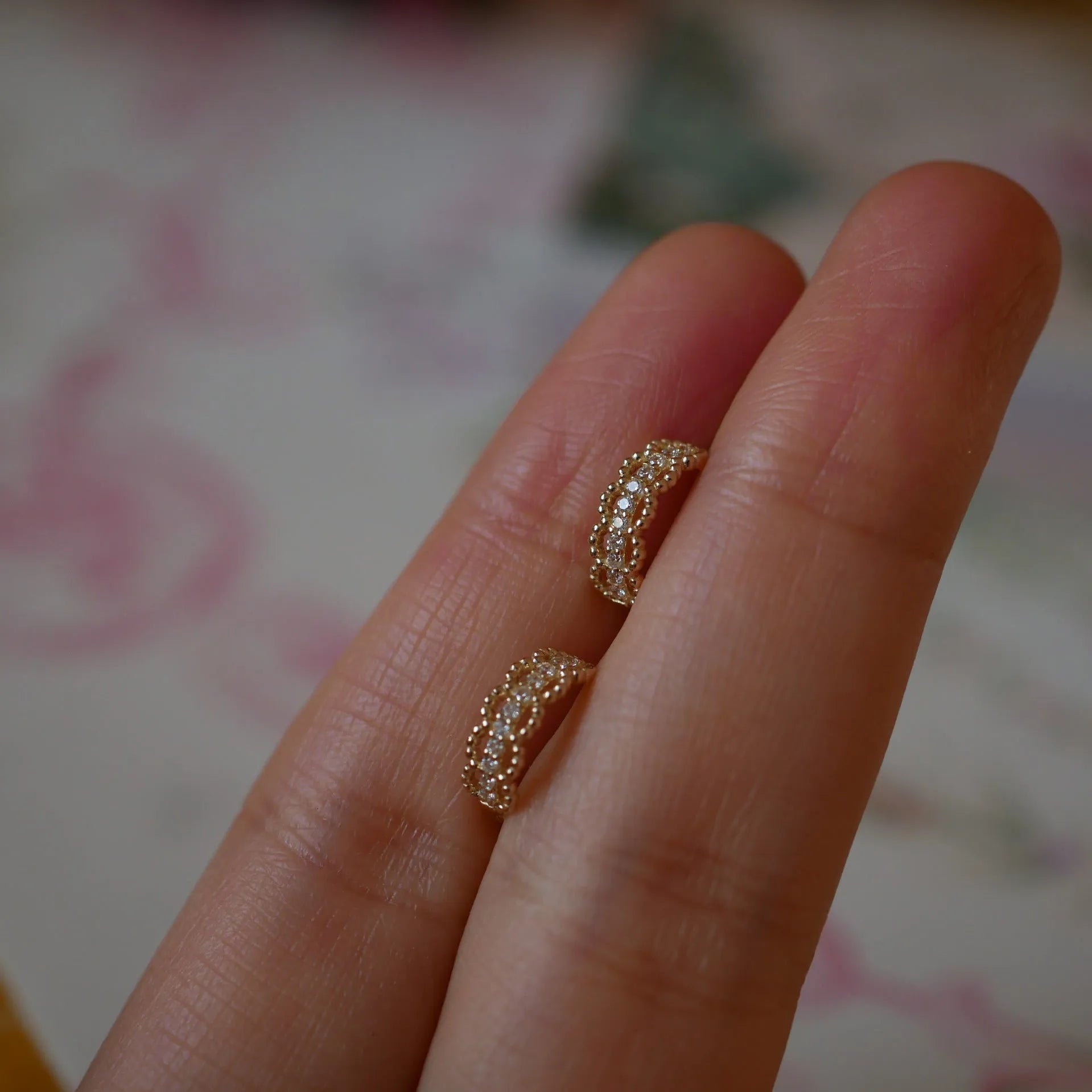 Small lace pattern clip earrings in 925 silver, shown in gold and platinum colour finishes.