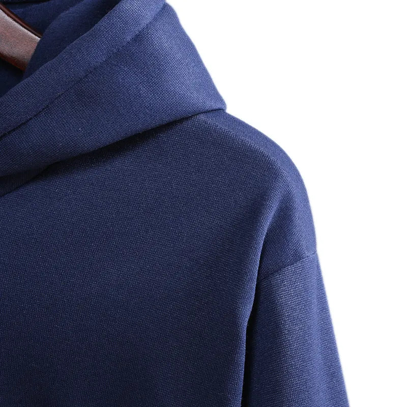 Casual men's loose hooded pullover sweater in blue-white with geometric colour-blocked stitching and save pockets
