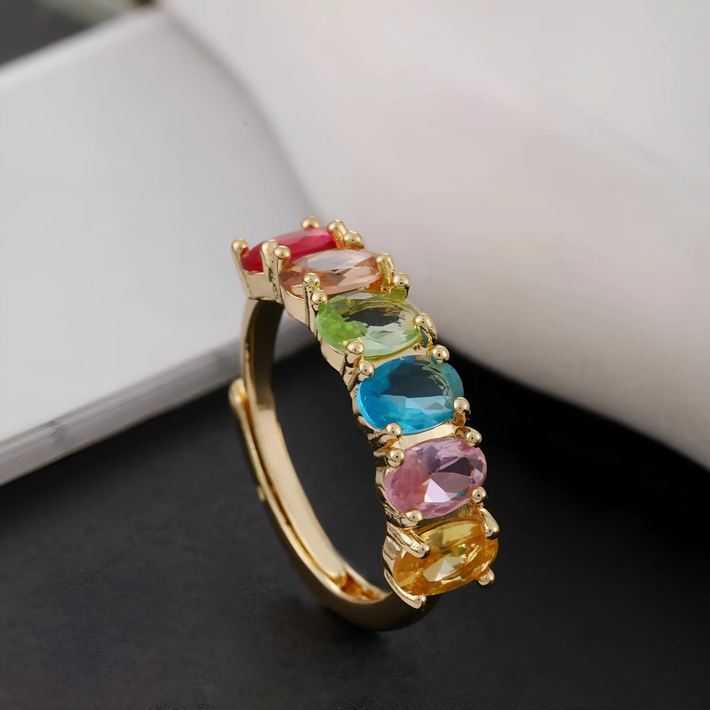 Gold electroplated adjustable ring for women with a zircon detail on a simple retro-style band.