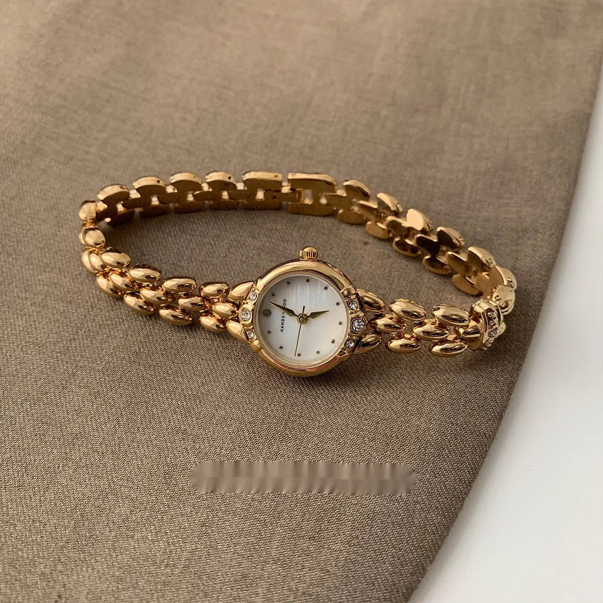 Women's Alloy Quartz Watch Gold Strap Fritillary Surface Retro Fashion Timepiece Ladies Casual Dress Wristwatch