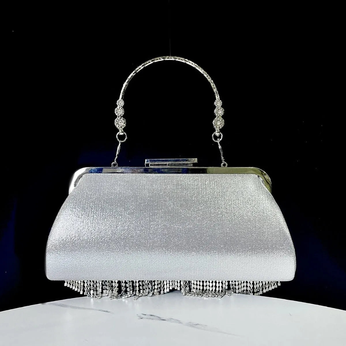 Tassel crossbody banquet bag in polyester shell shape with diamond chain and open pocket, available in black, gold, or silver