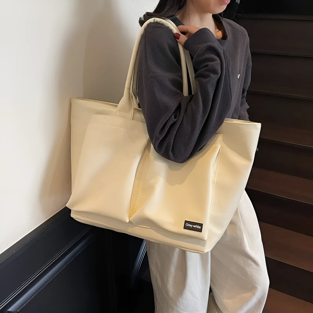 Lightweight PU shoulder bag with expandable 20-35 litre capacity in black, white or green