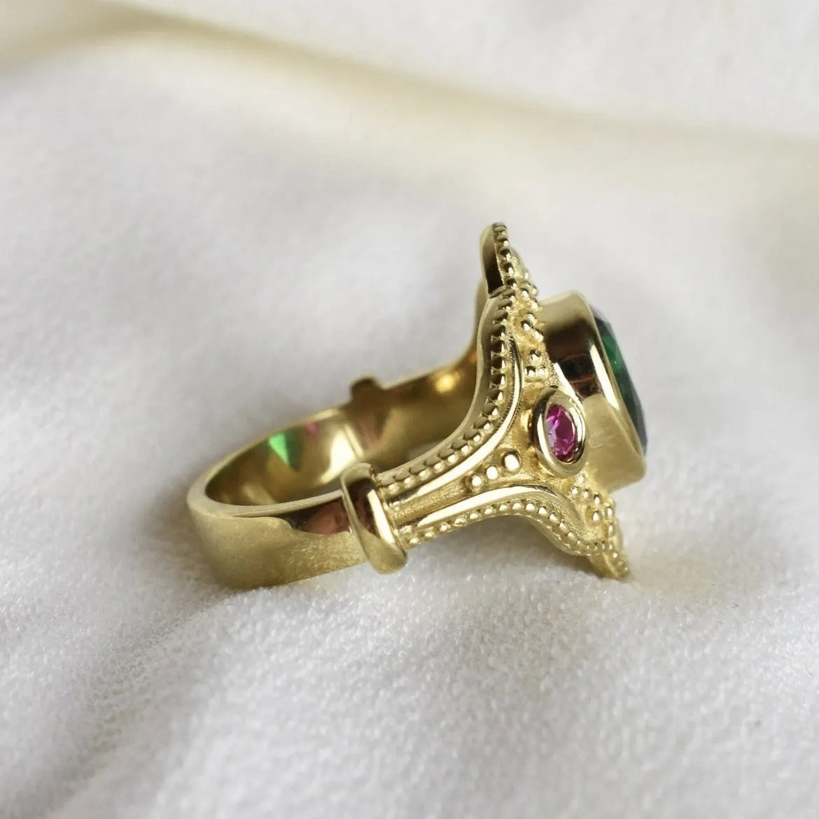 Golden lvzuan gold-plated geometric women's ring showing electroplated finish and contemporary design