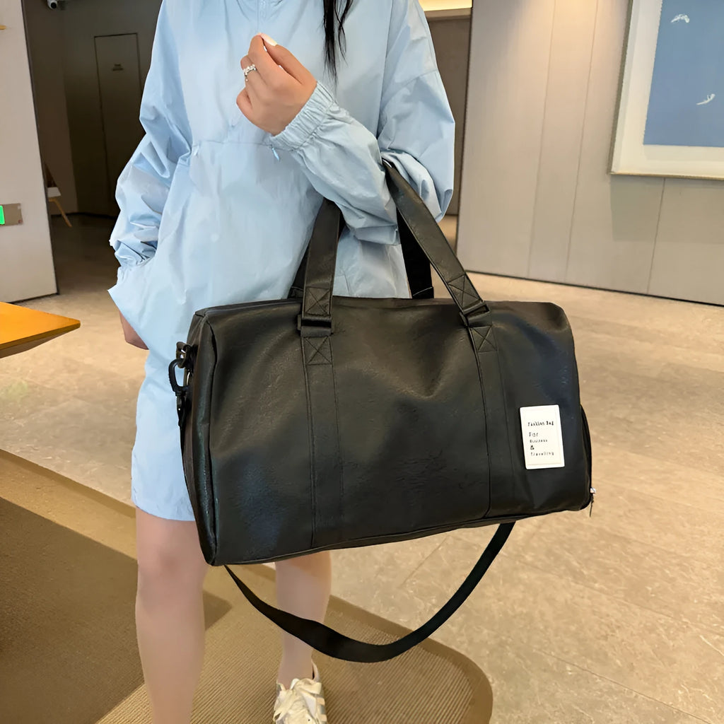 Fitness shoulder messenger bag with dry and wet separation compartments, available in large and small sizes.