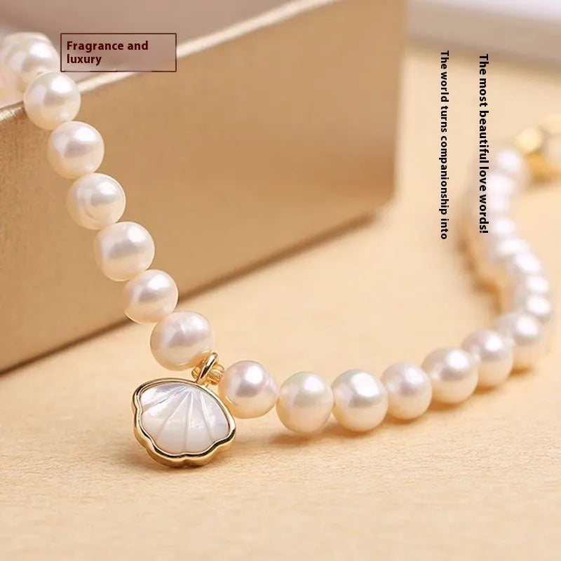 A women's bracelet with a fan-shaped arrangement of small freshwater pearls on a 16cm elastic string.