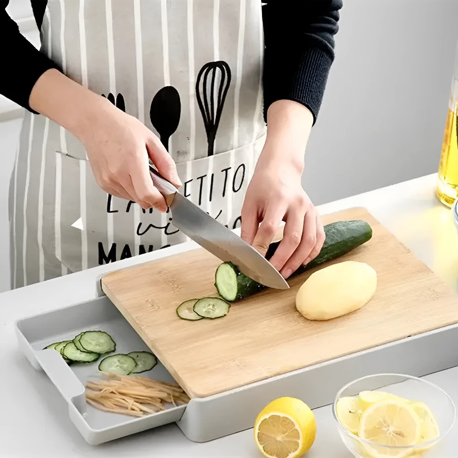 Large square bamboo cutting board measuring 32.5 by 24.5 by 4.8 cm for chopping