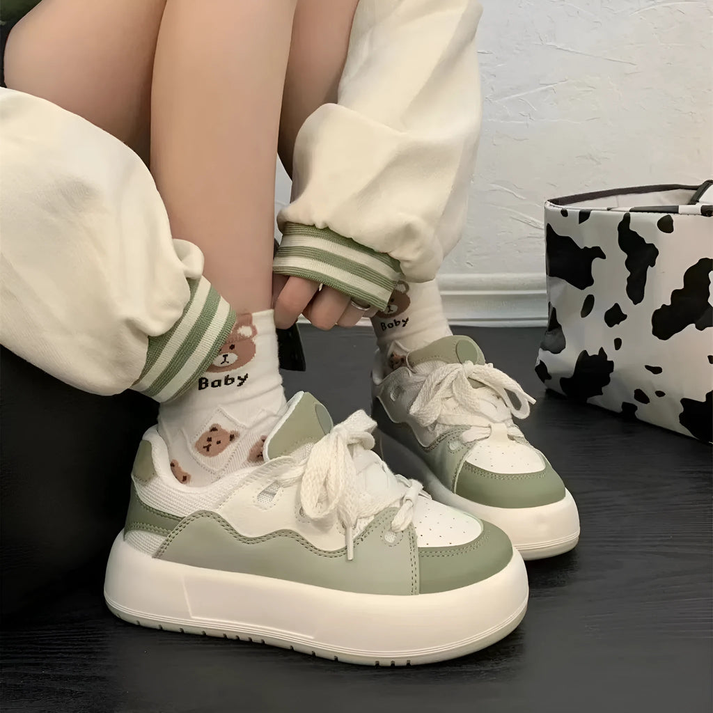 Green women's casual shoes with PU mesh upper and round toe on a flat, non-slip sole.