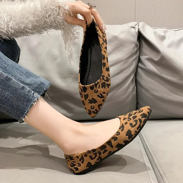 Women's leopard print flat pumps with pointed toe and 1-3cm low heel