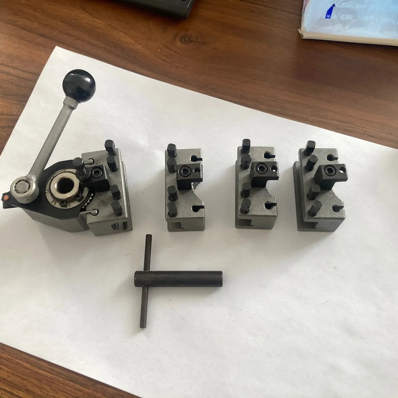 Aa type quick change tool holder for household metal lathe in alloy and iron with extra bed