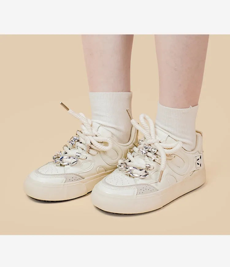 White casual women's low-top sneakers with flat heel and rubber sole
