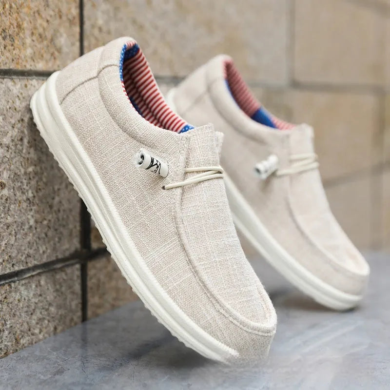 Breathable mesh low top men's casual shoes with lace-up front and rubber sole