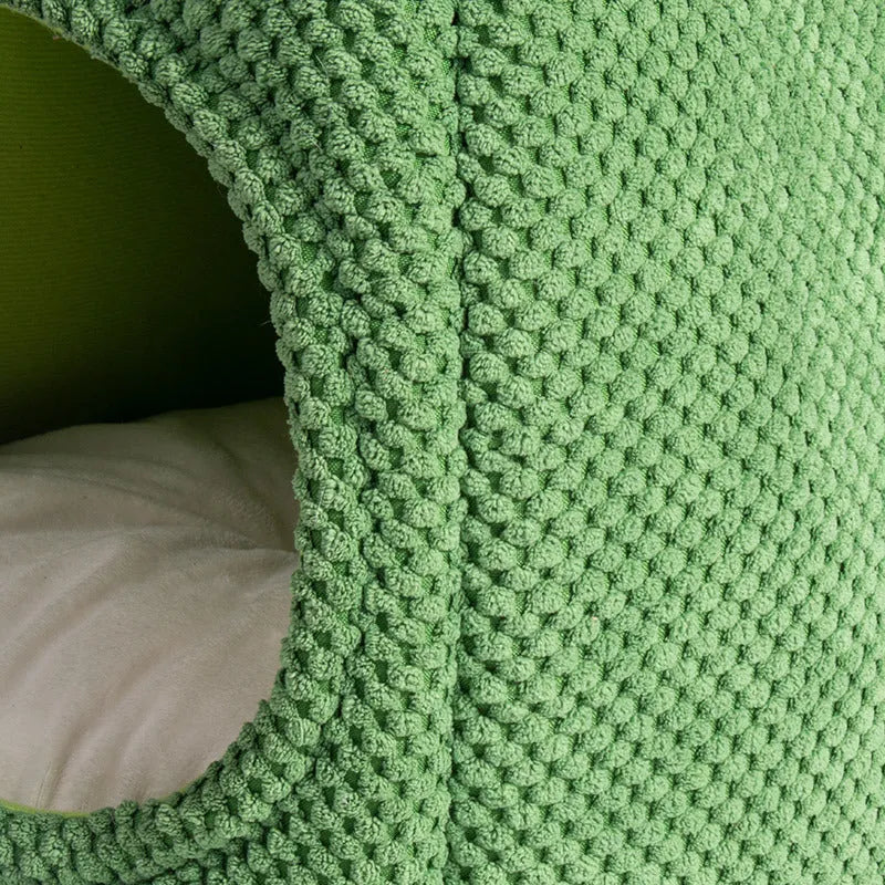 Cactus-shaped enclosed cat bed with plush interior and faux fur lining in green colours