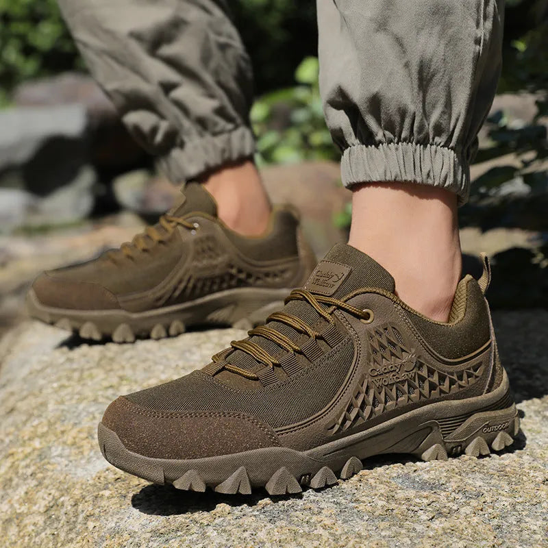 Men's hiking shoes in khaki, low top, PU mesh upper, non-slip platform sole, lace-up closure