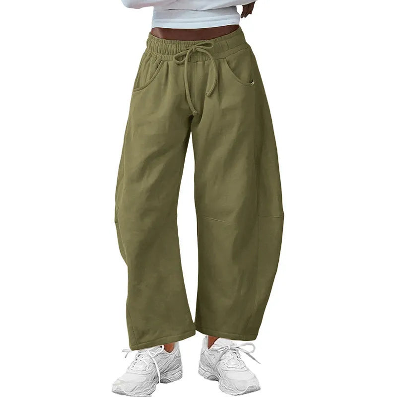 Loose cropped sweatpants with drawstring waist and side pockets in apricot colour