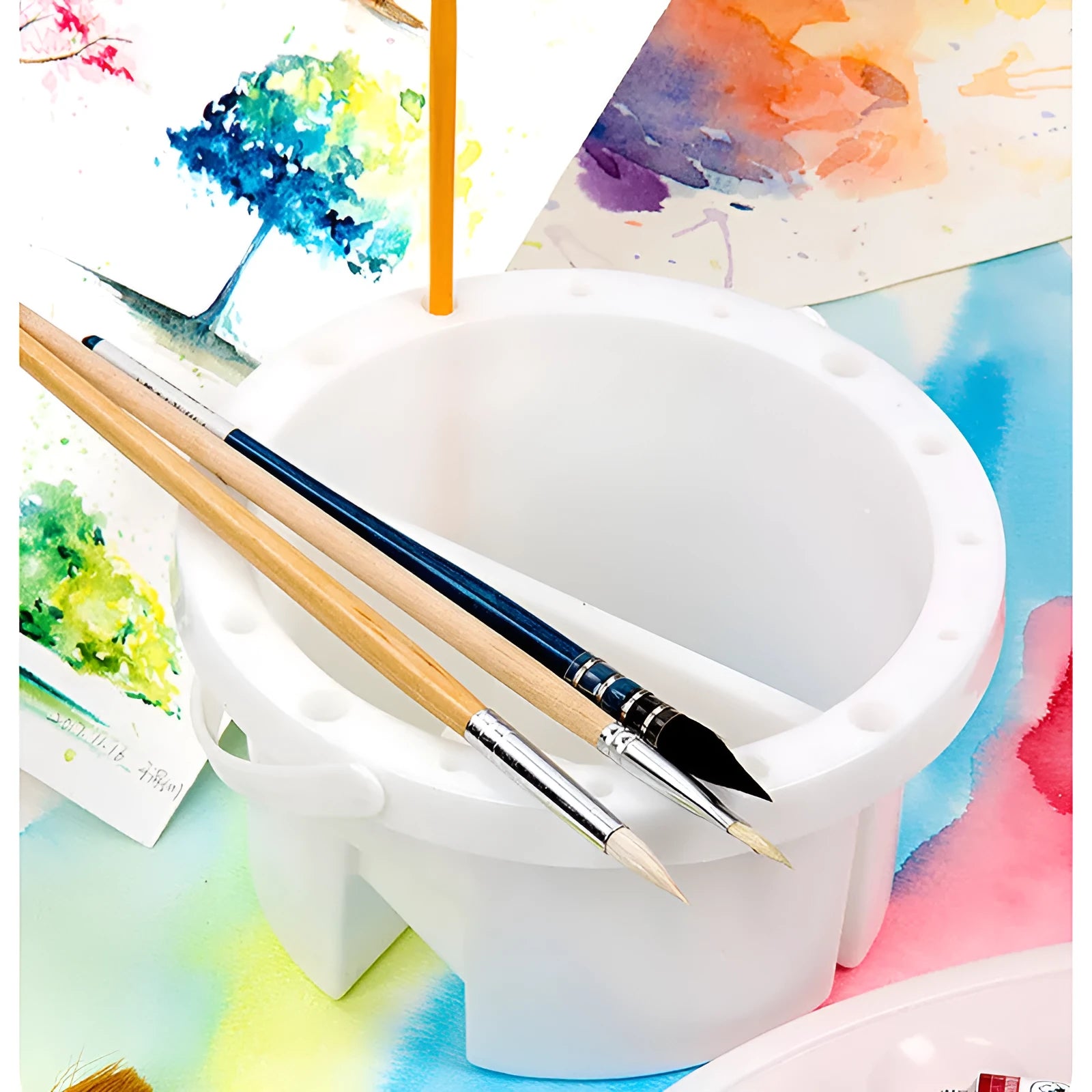 White plastic art brush holder with cake mould design measuring 16.5cm diameter